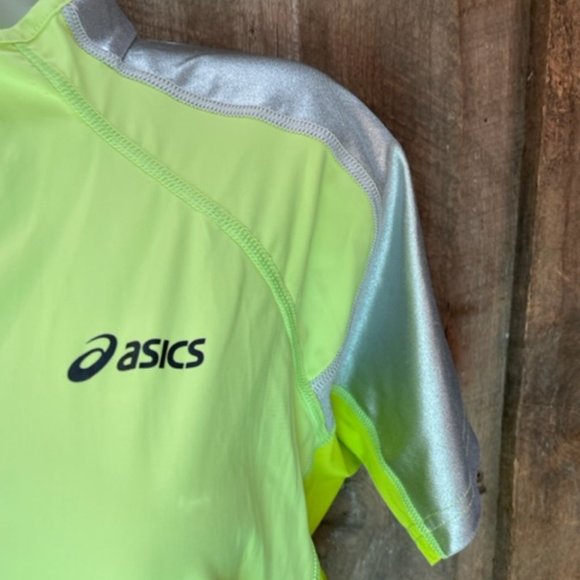 Asics Active Top with Silver Reflection Fabric on Shoulders - Size Medium - Picture 4 of 10